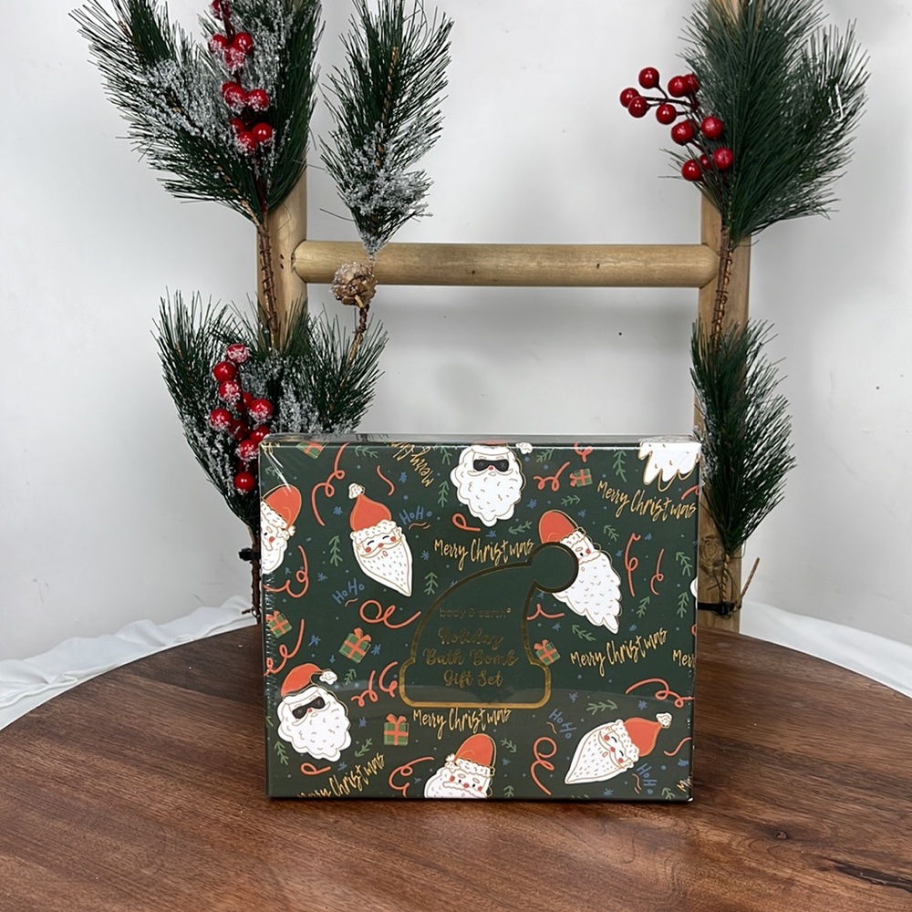 Body & Earth Holiday Bath Bomb gift set.
